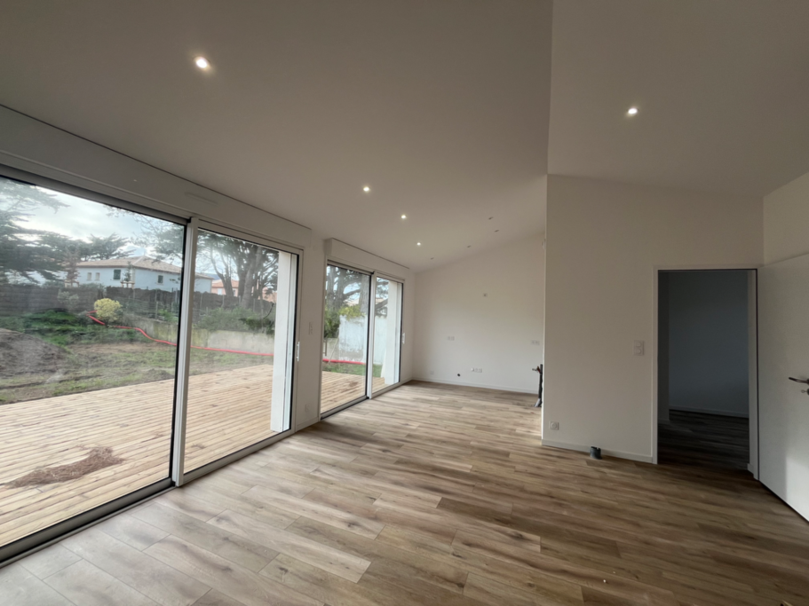 RENOVATION Re/AGENCEMENT COMPLET Ré/agencement Rénovation complète de cette maison années 60 a 2 pas de la plage a Brétignolles en 3CH / 70 M2 après transformation du garage