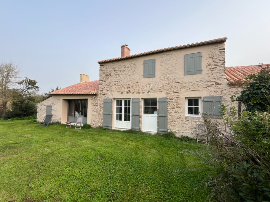 RENOVATION MAISON EN PIERRE Rénovation complète de cette maison de 130m2 à Bretignolles Reprise complète de la facade arrière avec modifcation des ouvertures en pierre