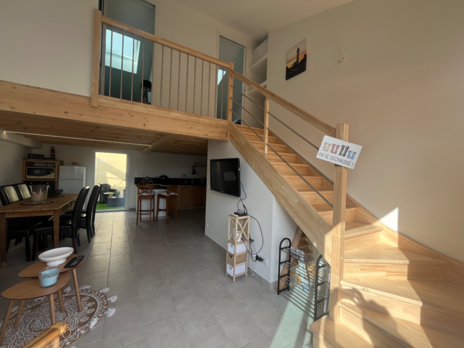 AMENAGEMENT D UN PREAU EXISTANT EN STUIDO 2CH Conception coordination complète pour ce chantier avec Création 2ch mansardées cuisine et SDE sous Escalier dans un préau existant